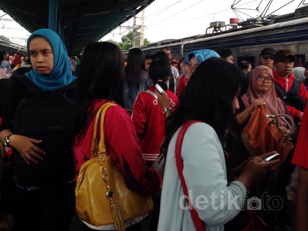 Penumpukan Penumpang di Stasiun Pasar Minggu