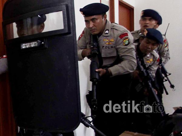 Begini Cara Polisi Menyelamatkan Sandera