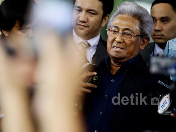 Adnan Buyung Dampingi Anas