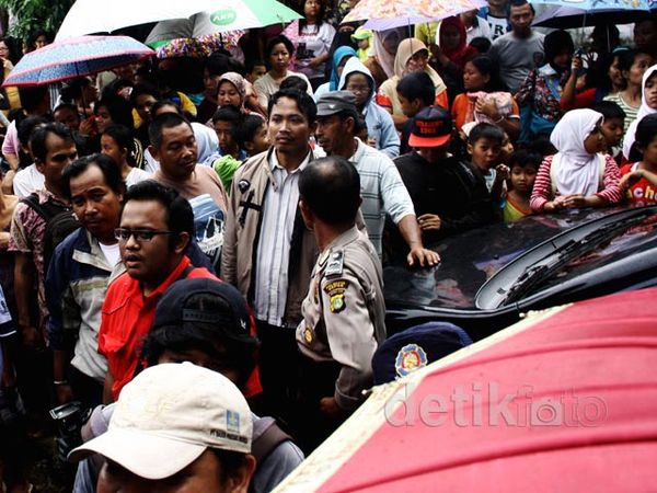 Warga Tonton Olah TKP Pembunuhan Feby