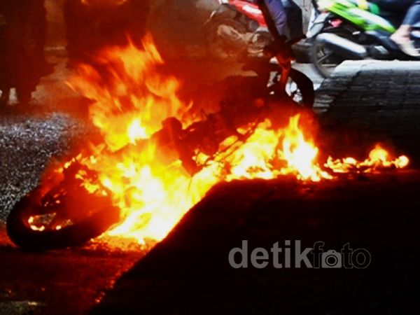 Motor Terbakar di Kolong Semanggi