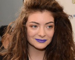 Tren Baru Selebriti, Pakai Lipstik Warna Biru Hingga Ungu