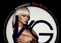 Beramal untuk Penderita AIDS, Rihanna Pose Topless di Iklan Kosmetik