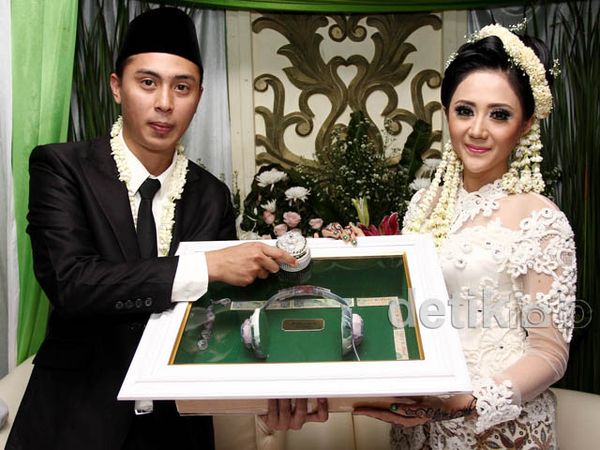 Aida Saskia Resmi Menikah