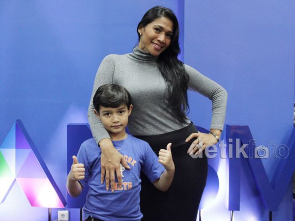 Keakraban Anne J Cotto dan Buah Hati
