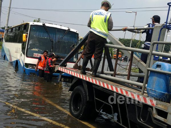 Pintu Keluar Tol Porong Terendam Banjir