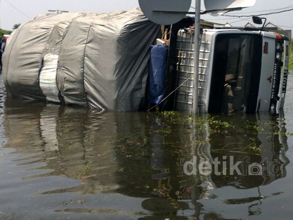 Terobos Banjir di Pintu Tol Porong, Truk Terguling