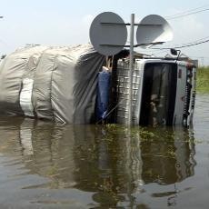 Banjir di Pintu Tol Porong Makin Parah, Truk Muat Goni Terguling