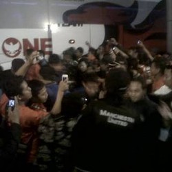 Turun Dari Bus, Penggawa Timnas U-19 Langsung Disambut Ratusan Fans