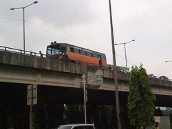 Ditabrak Truk Kontainer, Bus Nyaris Jatuh dari Jalan Tol Wiyoto Wiyono