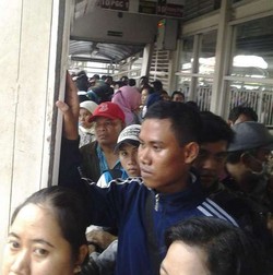 Ditunggu 1 Jam di Halte Sunter, Bus TransJ Tak Datang-datang