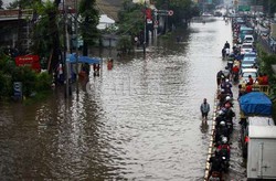 Jl Gunung Sahari Sering Kebanjiran, Pelanggan Warung Makan Bu Ani Makin Berkurang