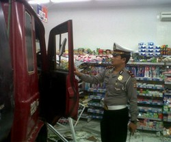 Truk Tangki ini Masuk Belanja ke Minimarket di Cikopo karena Rem Blong