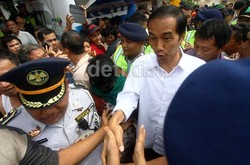 Ssst..! Ada Kaos Bertuliskan Jokowi For 2014 di dalam Mobil Jokowi