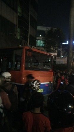 Metro mini yang Dirusak Massa di Warung Buncit Tabrak 11 Motor