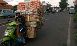 Aksi-aksi Pemotor Nekat yang Nyaris Tertimbun Barang Bawaannya