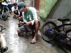 Ular Sanca 5 Meter Kagetkan Anak-anak di Pinggir Kali Ciliwung