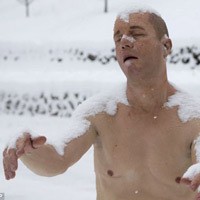 Patung Pria Setengah Telanjang Bikin Heboh Satu Kampus