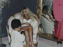 Beyonce Pamer Foto Pakai Lingerie Saat Main Bareng Blue Ivy