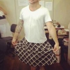 Dilarang Bercelana Pendek Saat Kerja, Pegawai Negeri di Brasil Pakai Rok