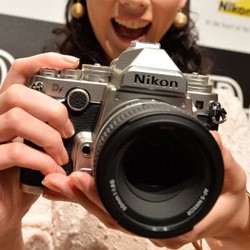 Nikon Df dan Romantisme Vespa Baru Bergaya Retro