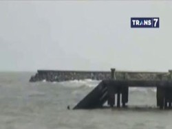 Dermaga Ambruk Diterjang Gelombang Tinggi
