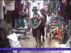 Ular Sanca Keluar dari Kali Cipinang
