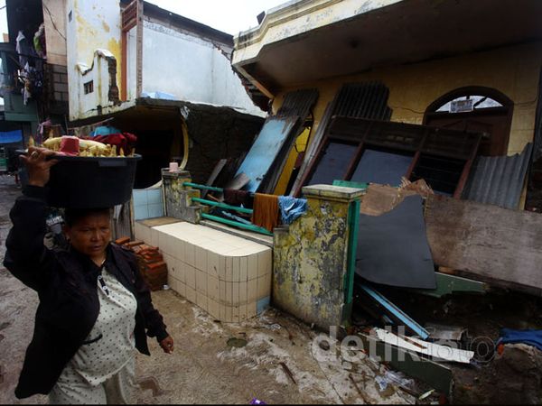 Bangunan di Bantara Waduk Pluit Ambruk