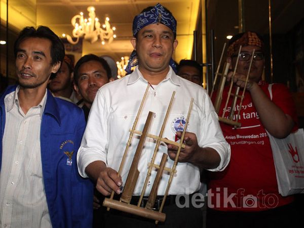 Usai Debat Capres Anies Baswedan Main Angklung