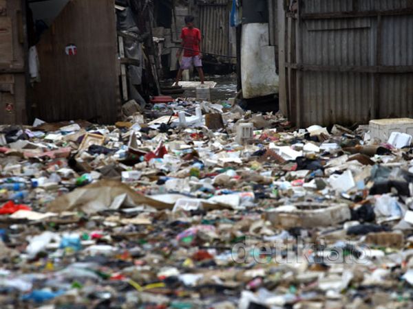 Tumpukan Sampah di Kali Kebon Tebu