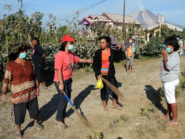 Membersihkan Abu Sinabung