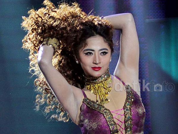 Gaya Seksi Dewi Persik dari Masa ke Masa