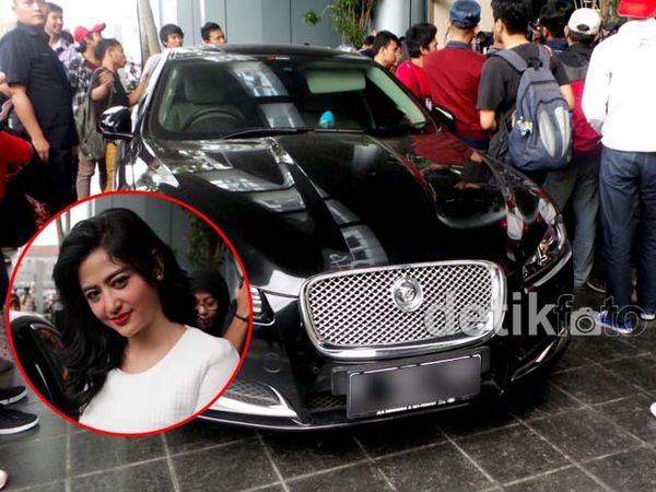 Ini Mobil Jaguar Dewi Persik