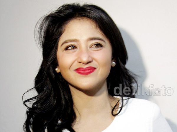 Dress Mini Putih Dewi Persik