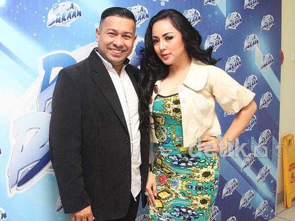 Suami Dukung Regina si Jubir Cantik Makin Terkenal