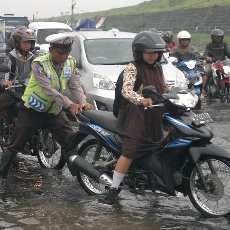 Exit Tol Masih Digenangi Air, Arus Lalu Lintas di Porong Dialihkan