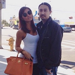 Santai dengan Tank Top Putih ala Agnes Monica