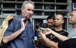 Pelatih Timnas Senior Indonesia, Alfred Riedl, datang ke kantor PSSI Senayan, Jakarta, pada pukul 11.30 WIB.