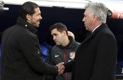 Diego Simeone dan Carlo Ancelotti masih akan beradu strategi di laga kedua semifinal Copa del Rey 11 Februari Mendatang.  REUTERS/Sergio Perez.     