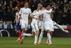 Gol pertama Madrid lahir lewat gol bunuh diri Emiliano Insua di menit ke-17. Umpan dari Angel Di Maria diteruskan oleh Pepe dengan sebuah sepakan kaki kanan dari luar kotak penalti. Bola tampak akan melebar, namun akhirnya berbelok mengenai Insua. REUTERS/Juan Medina.