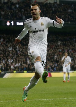 Di Maria kembali jadi arsitek lahirnya gol kedua Madrid. Umpan terobosan dari Di Maria diterima Jese yang berlari menusuk. Lewat satu sontekan, Jese pun membobol gawang Courtois. REUTERS/Juan Medina.     