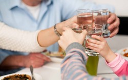 Benarkah Minum Air Putih Saat Makan Membantu Sistem Pencernaan?