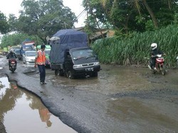 SBY Minta Perbaikan Jalan Rusak Jadi Prioritas untuk Keselamatan Pengendara