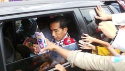 Pembagian Sembako dari Jokowi di Rusun Cilincing Nyaris Ricuh