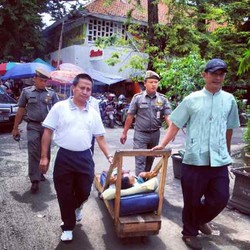 Sudin Sosial Jaksel Tangkap Pengemis Bermodus Pura-pura Sakit di Gerobak