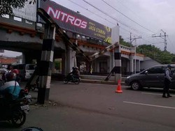 Portal di Gunung Antang Penyok karena Ditabrak Bus, Langsung Dipotong