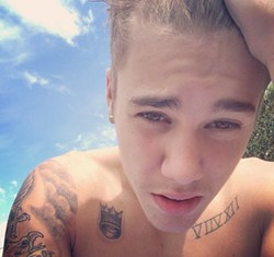 Pria Juga Hobi Foto Selfie, 6 Seleb Tampan Ini Buktinya