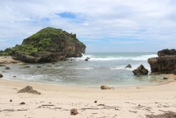 Sruni, Serasa Pantai Pribadi di Pacitan