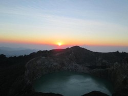 Sunrise Paling Dahsyat di Danau Kelimutu
