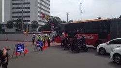 Bundaran HI Ditutup, Kendaraan Menumpuk